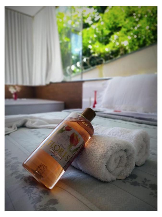Suíte com Cama King-size e Banheira de Hidromassagem