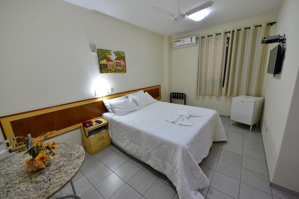 Quarto com Cama de Casal ou 2 de Solteiro e Banheiro Privativo