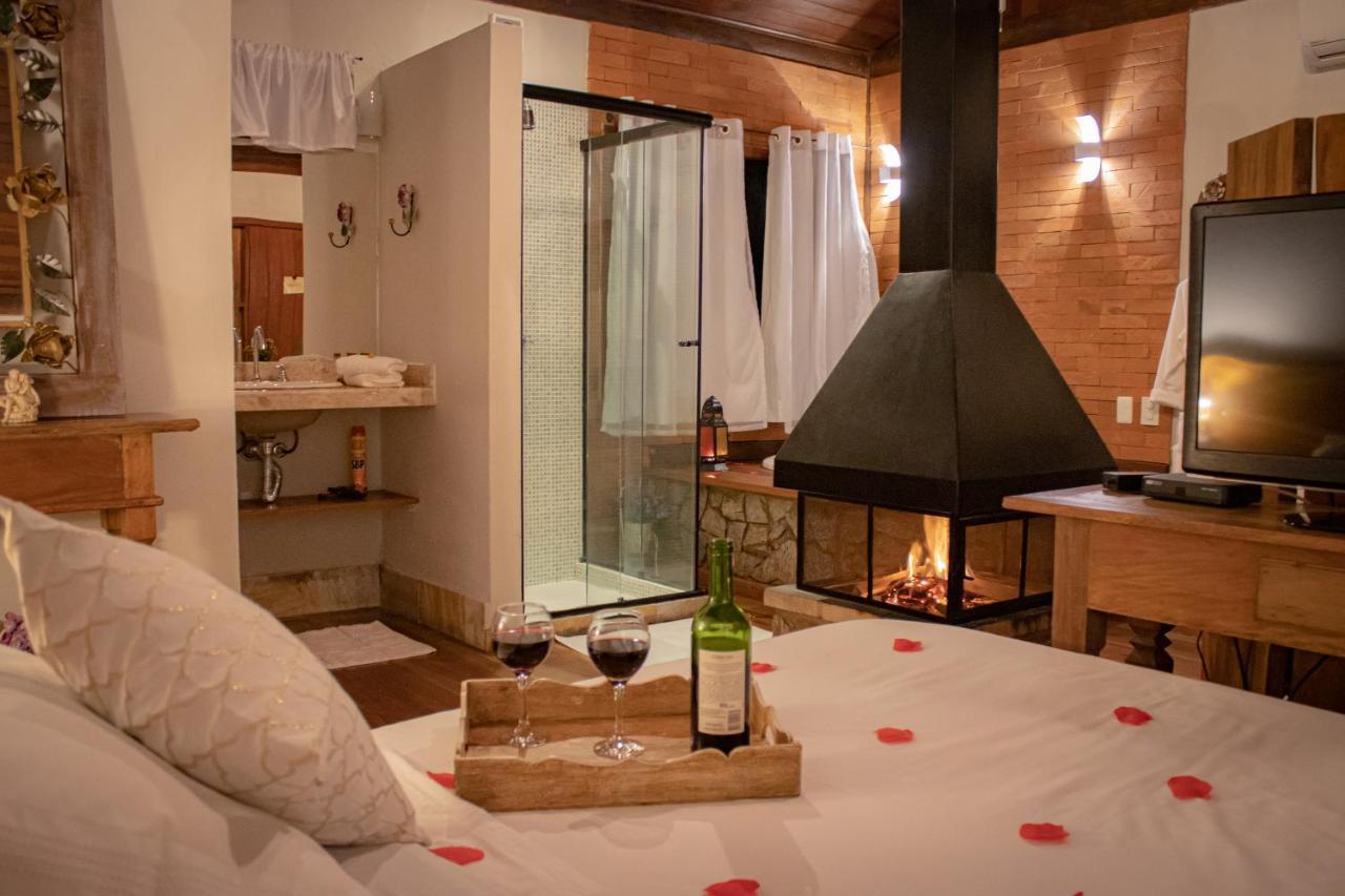 Quarto com Cama King-size e Banheira de Hidromassagem