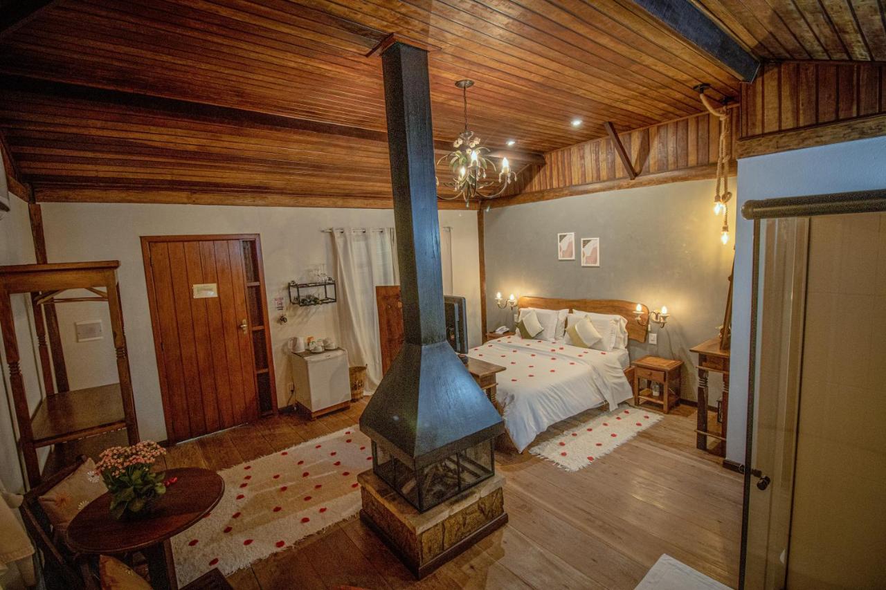 Quarto com Cama Queen-size e Banheira de Hidromassagem