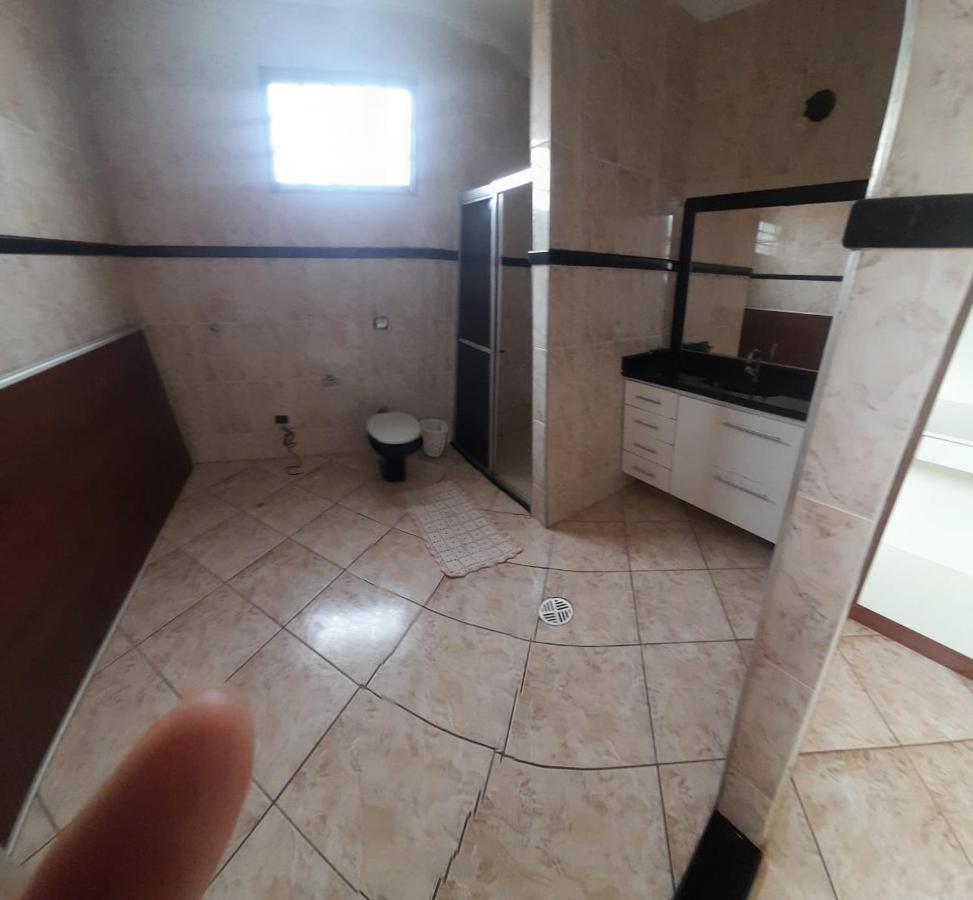 Quarto com Cama de Casal ou 2 de Solteiro e Banheiro Privativo