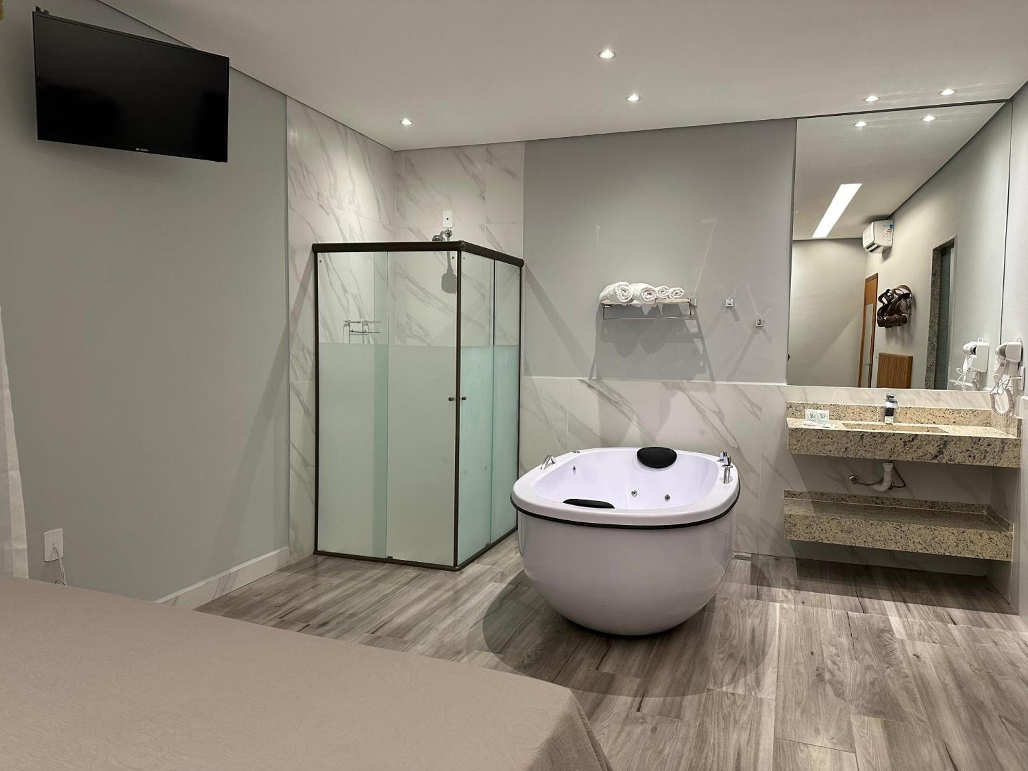Deluxe Double Room Bath,1523298589:JPEG
