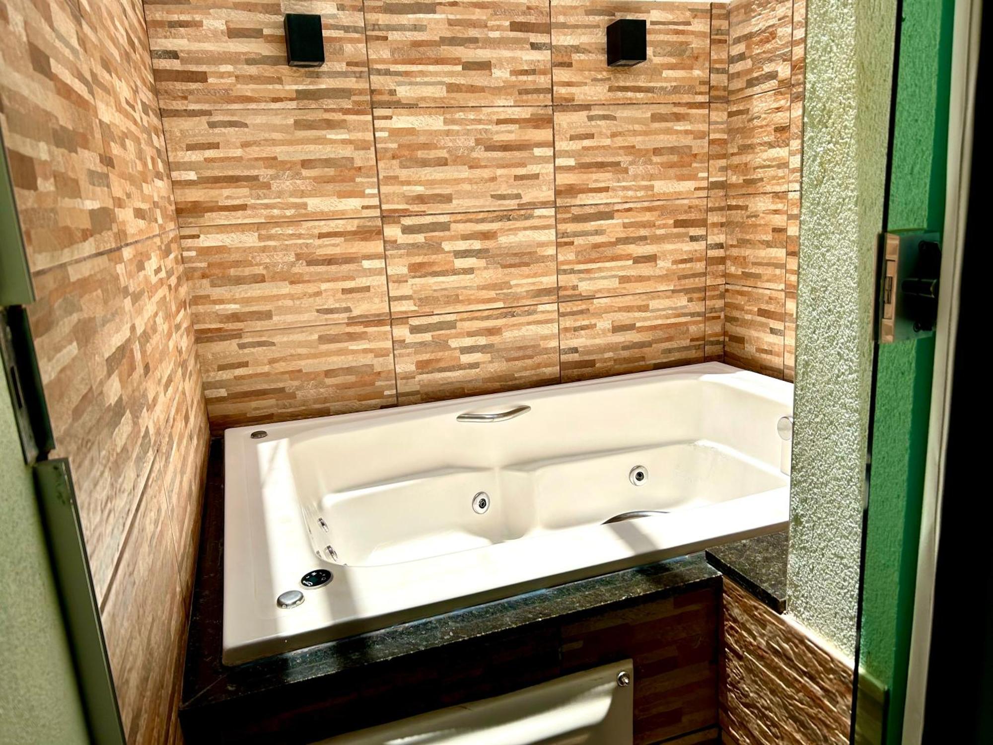 Triple Room Bath,1593693960:JPEG