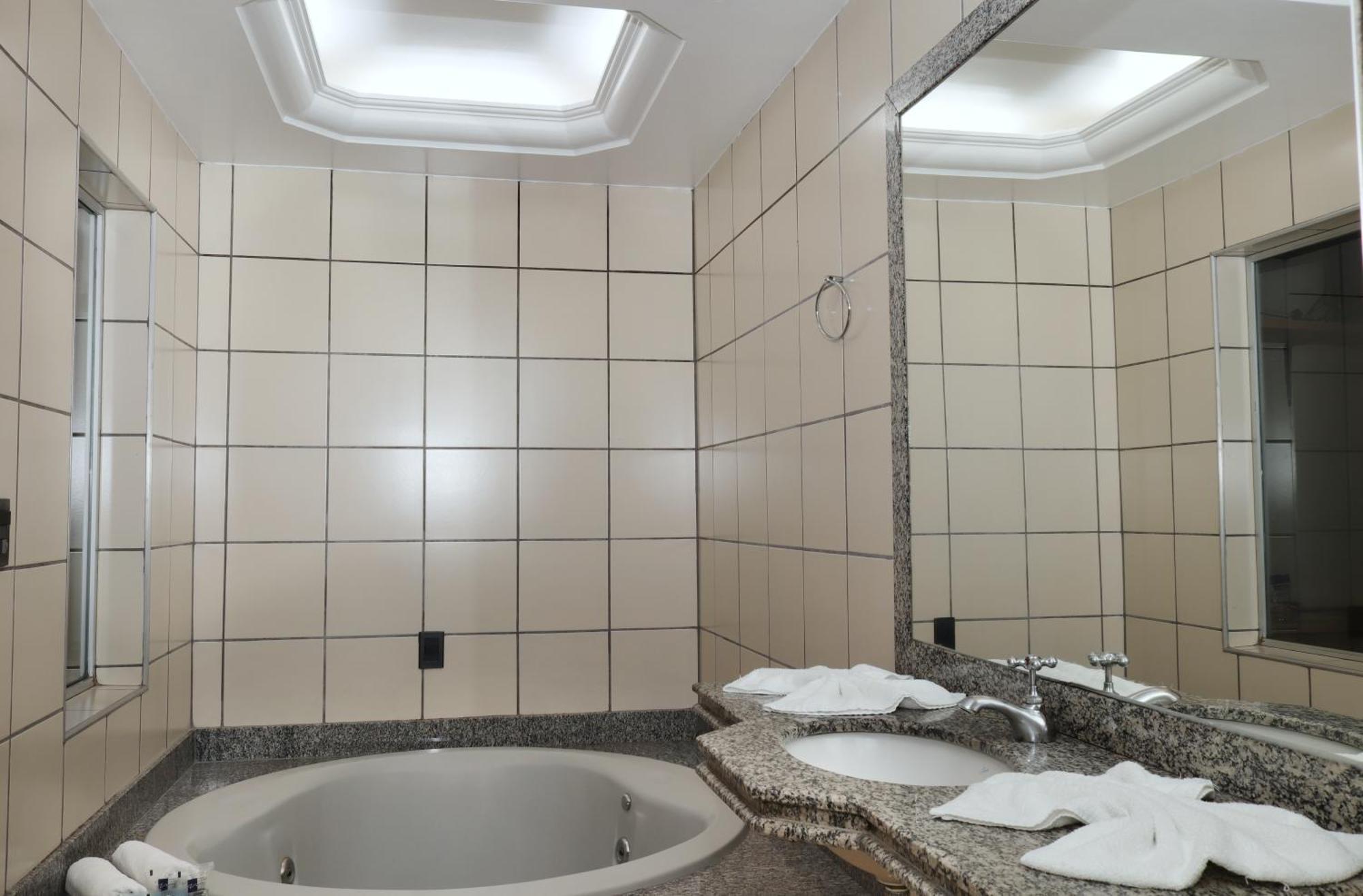 Quarto Superior com Banheira de Hidromassagem