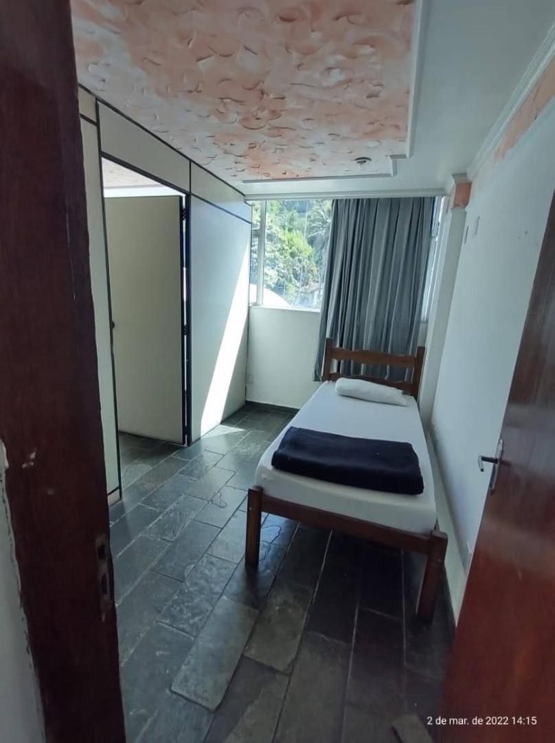 Quarto Econômico com 2 Camas de Solteiro