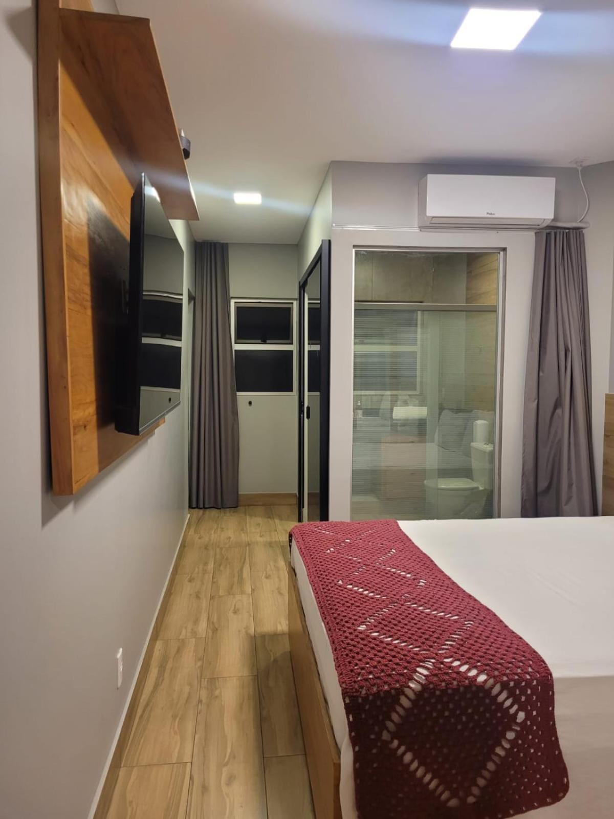 Quarto com Cama Queen-size e Vista da Piscina