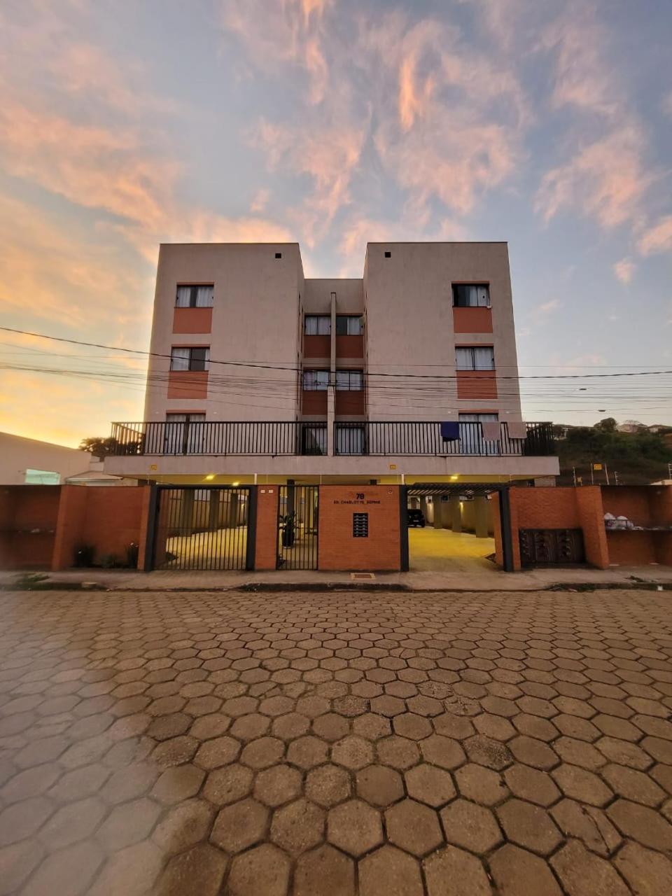 Apartamento de 2 Quartos com Varanda