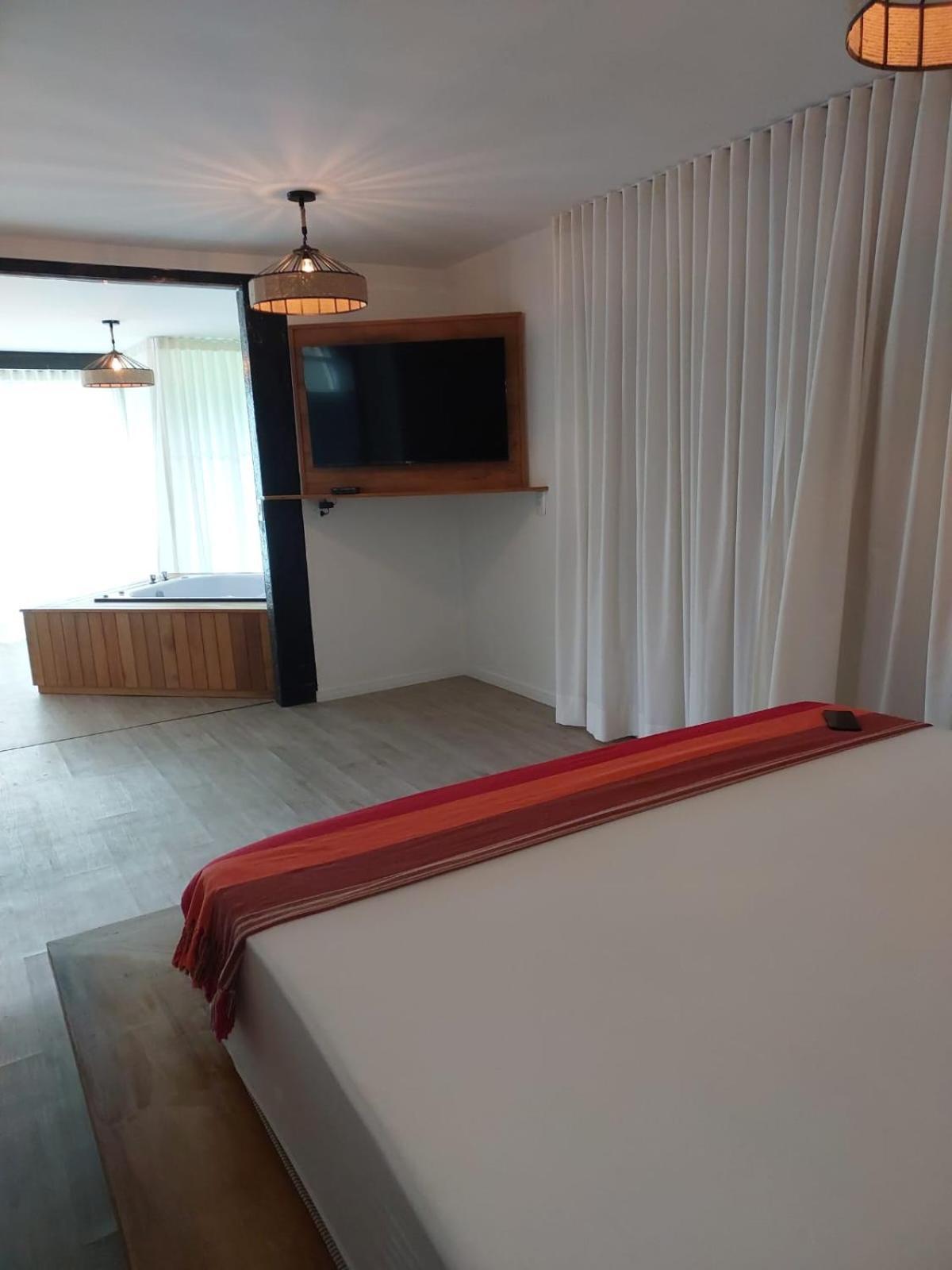 Quarto com Cama King-size e Banheira de Hidromassagem