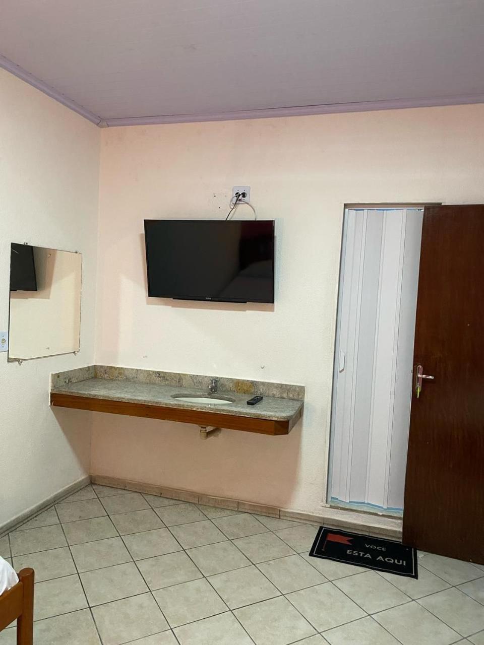 Quarto Econômico com 2 Camas de Solteiro