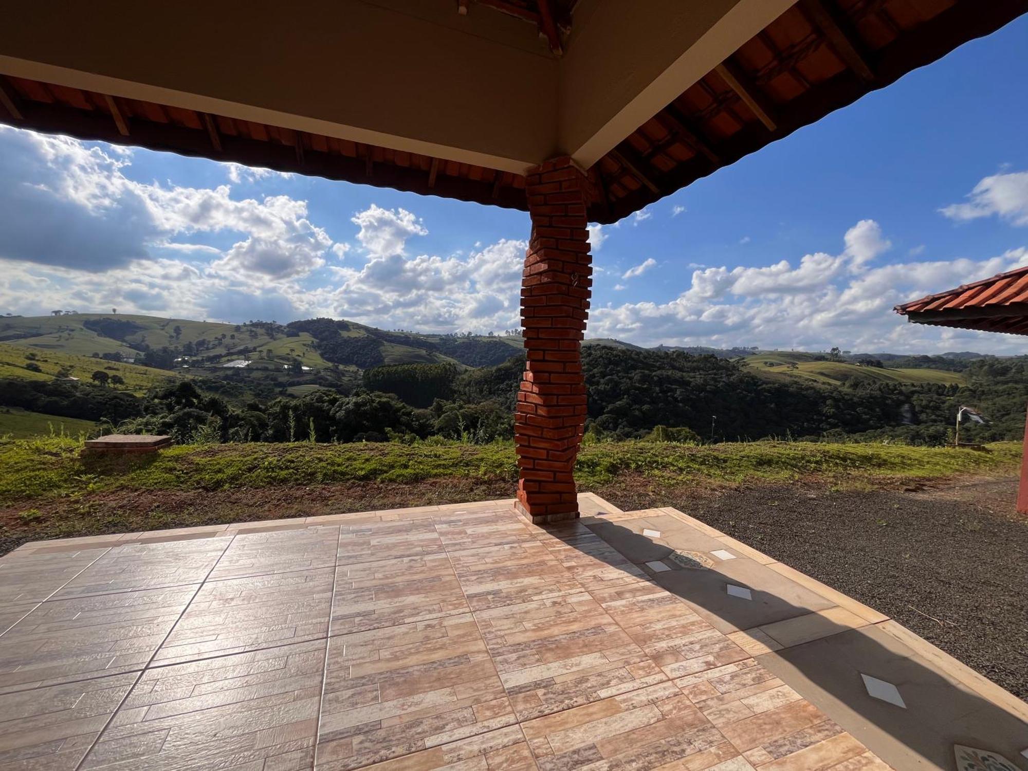 Quarto com Cama King-size e Banheira de Hidromassagem