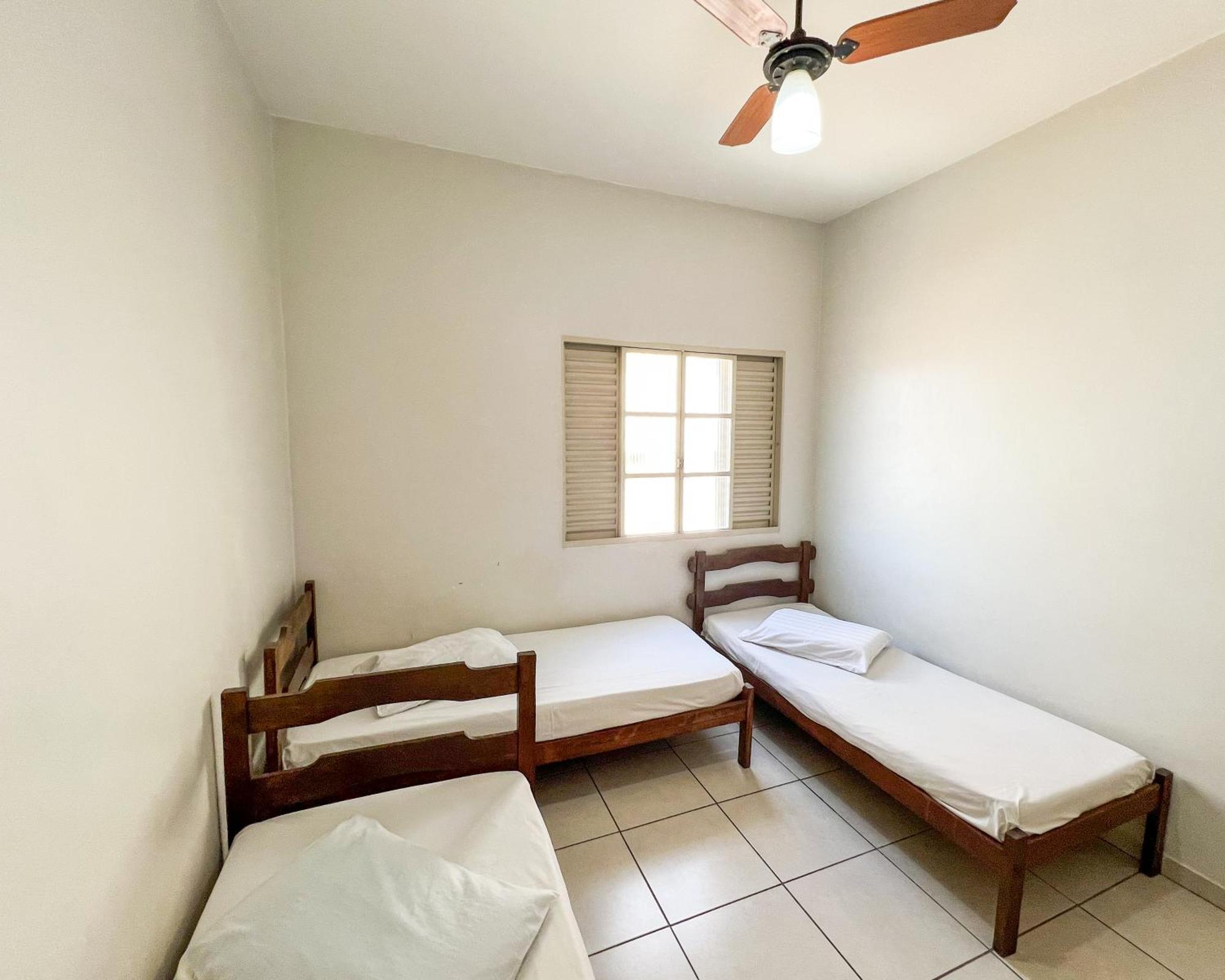 Quarto Triplo com Banheiro Compartilhado