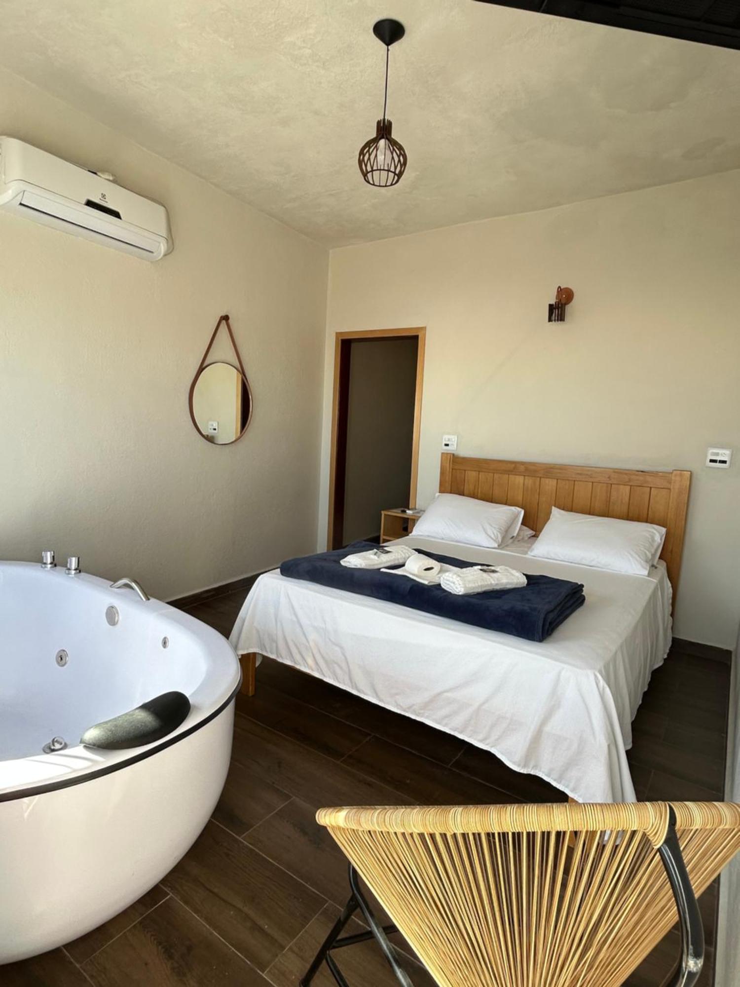 Quarto com Cama Queen-size e Banheira de Hidromassagem