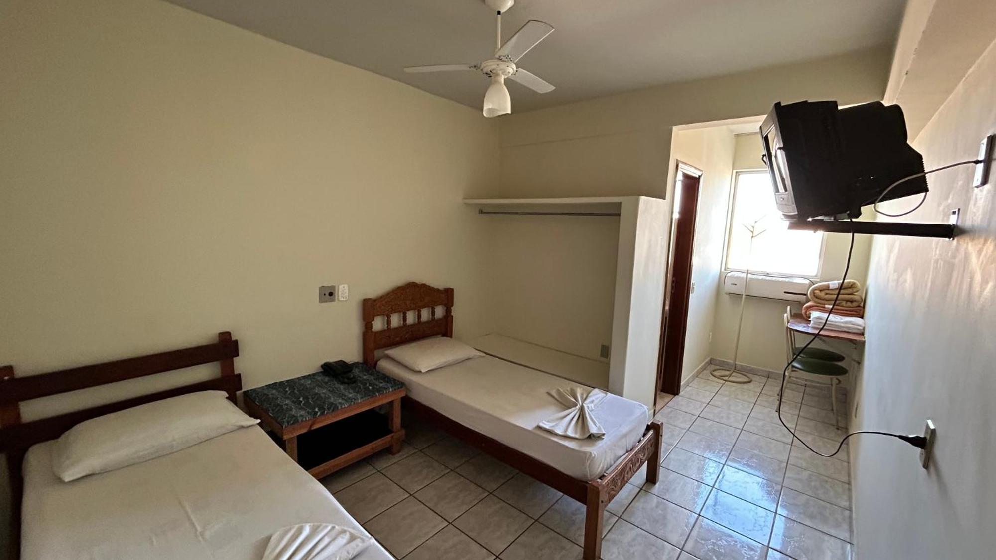 Quarto com 2 Camas de Solteiro