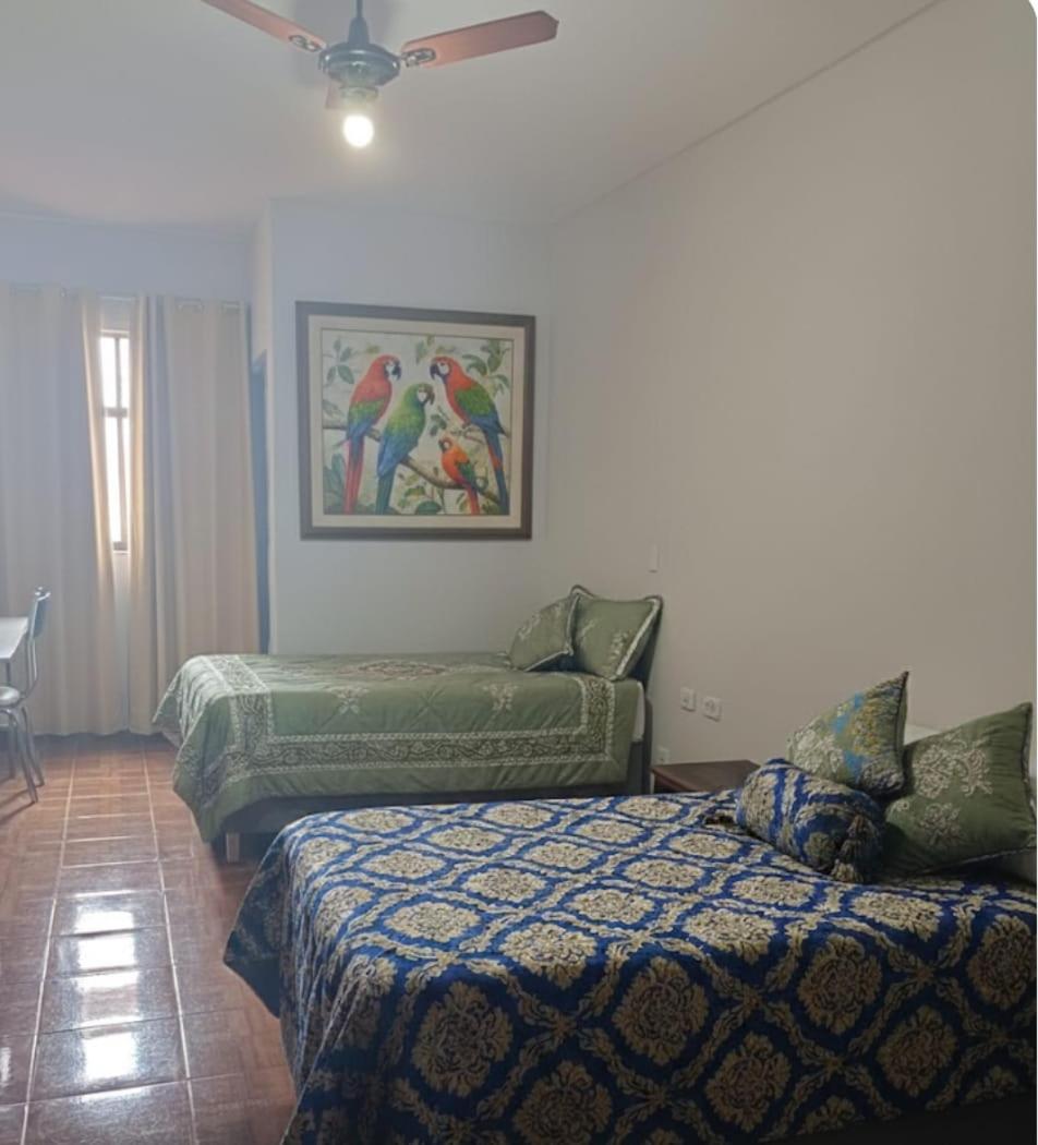 Quarto Econômico com 2 Camas de Solteiro