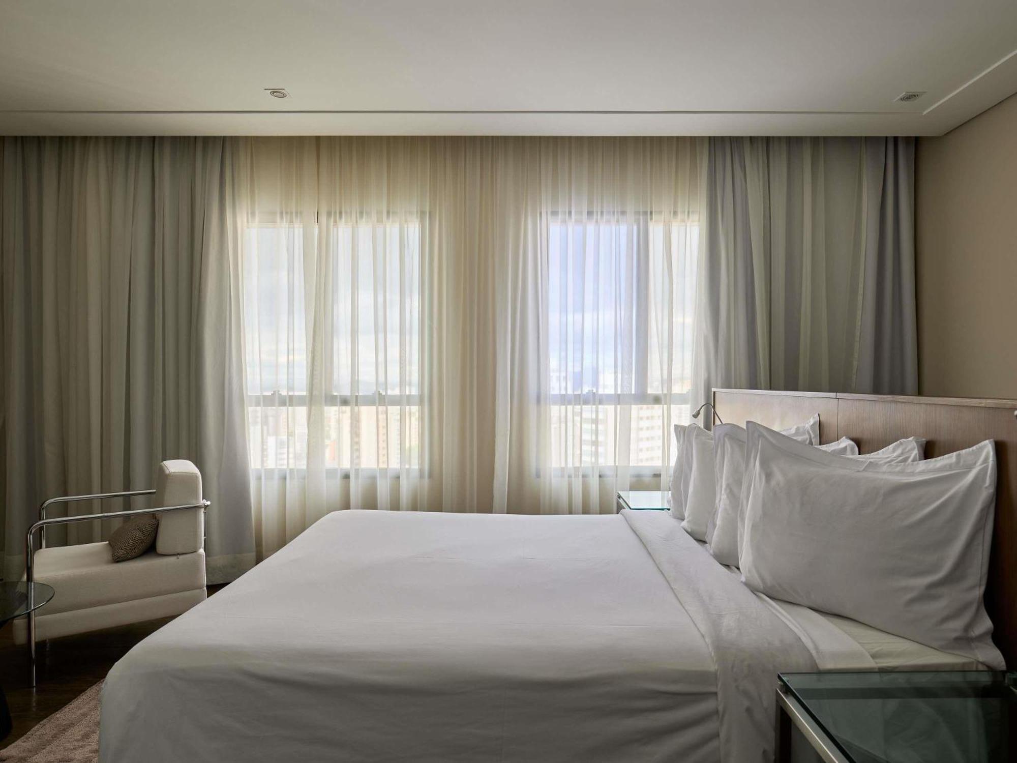 Deluxe Suite One Queen bed