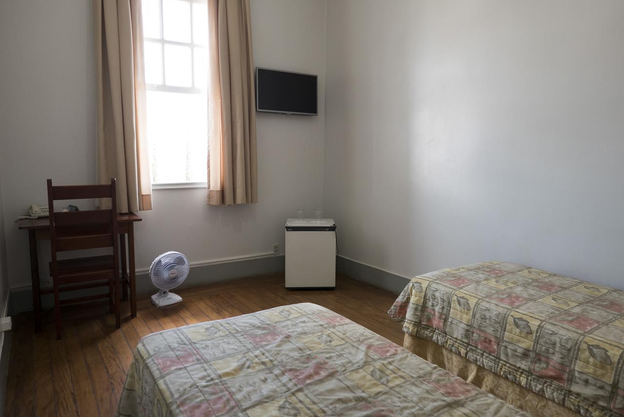 Quarto Econômico com 2 Camas de Solteiro