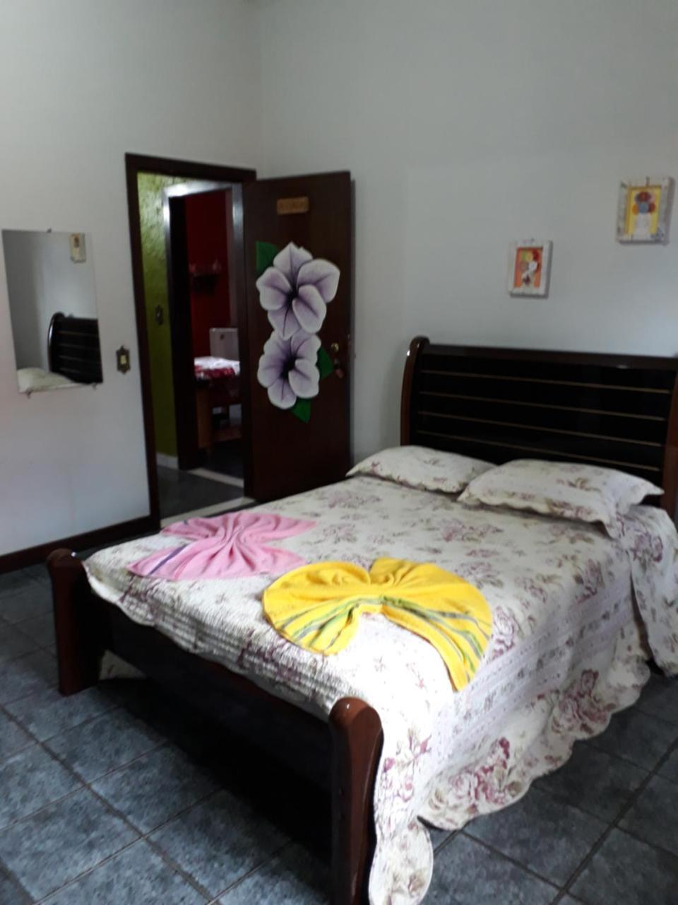 Quarto com Cama de Casal ou 2 de Solteiro e Banheiro Compartilhado
