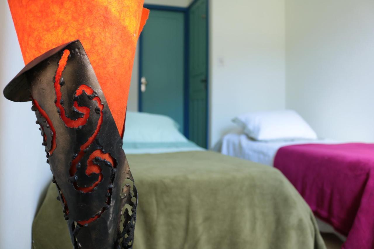 Quarto com 2 Camas de Solteiro e Banheiro