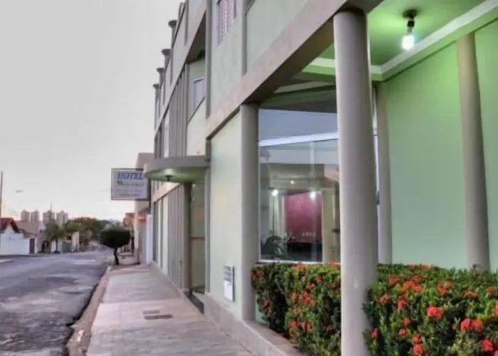 Hotel Carolina 2 - próximo a Universidade de Uberaba uniube - ao Aeroporto Fórum De uberaba - hospital Mario Palmeirio ao Hospital São Marcos e hospital Regional